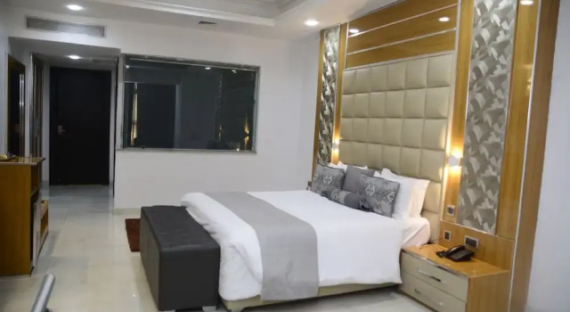 Caeser's Luxury Hotel, Rezerwuj Hotel Lekki Phase 1 