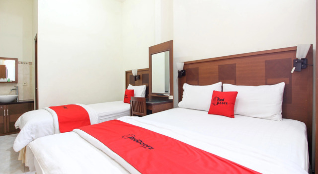 RedDoorz Plus @ Tegal Panggung