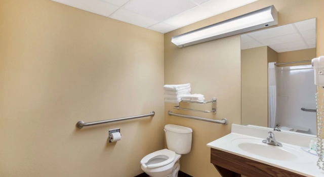 Четырёхместный номер Standard Quality Inn & Suites Monterey I-40
