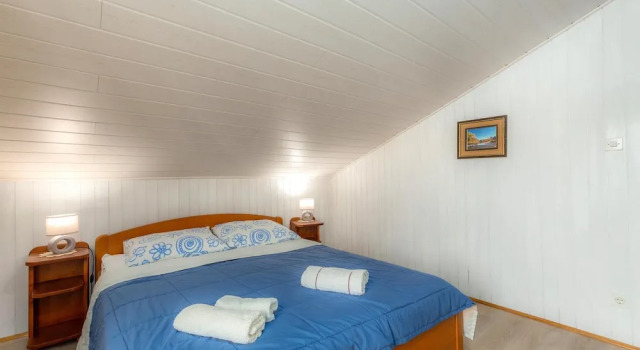 Beautiful Home in Sveti Anton With Wifi and 3 Bedrooms, Varaa Hotelli Hotellit Kvarner Islands uima-altaalla, Uima-allas