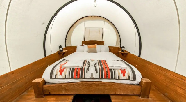 Vuode makuusalissa Conestoga Ranch Glamping Resort