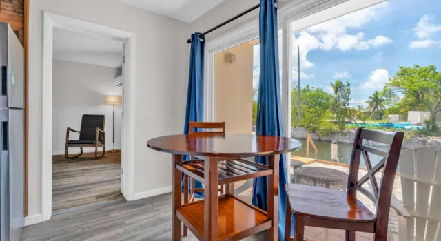 Двухместный номер Standard с видом на канал Coconut Cay Resort