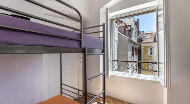 Кровать в общем номере с красивым видом из окна Downtown Hostel