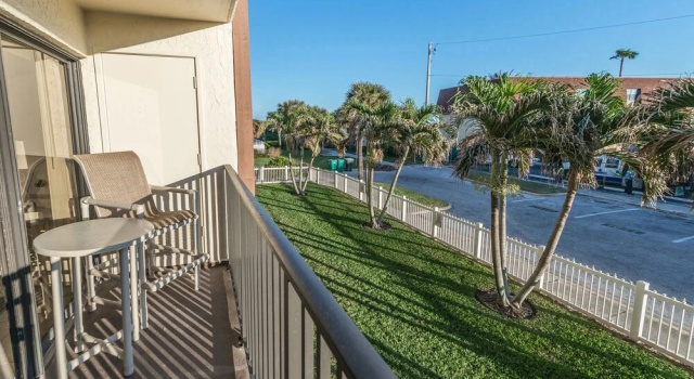 Номер Deluxe Chateau by the Sea - Cocoa Beach Oceanfront Pet-Friendly Condos with Rooftop Deck & Heated Pool