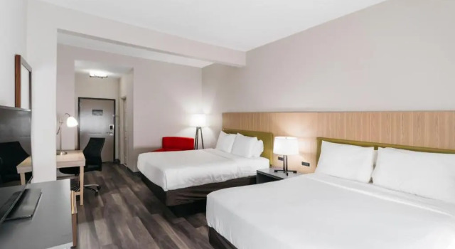 Четырёхместный номер Standard Townhome Inn & Suites by IHG