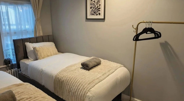 Luxury 3BR Home 20 Mins to London Garden Wi-fi, Boek Vakantiehuis Vakantiehuizen in Gravesend, Cottage