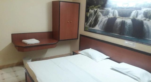 Chaithanya International, Rezerwuj Hotel Puttaparthi Andhra Pradesh