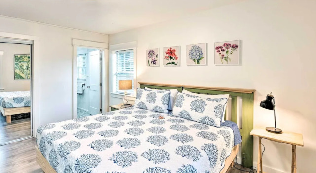 Коттедж Bright Beaufort Home w/ Porch & Fire Pit!