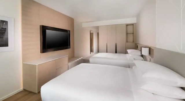Четырёхместный номер Superior Adelaide Marriott Hotel