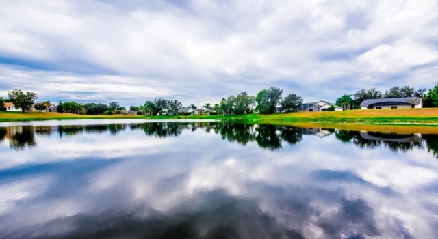 Picturesque Pool Villa Overlooking A Lake 4 Bedroom Villa by Redawning, Prenota Villa Reunion Florida