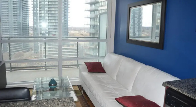 NEW Luxury Condo - Lake Shore View With Parking, Varaa Hotelli Toronto 