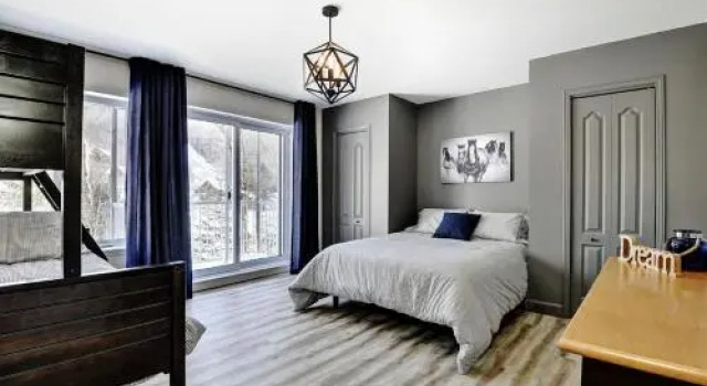 Chalet 33 Chemin du Hameau #204, Book Chalet Hoteller i Stoneham med parkering, nær Stoneham Golf Club, Parkering