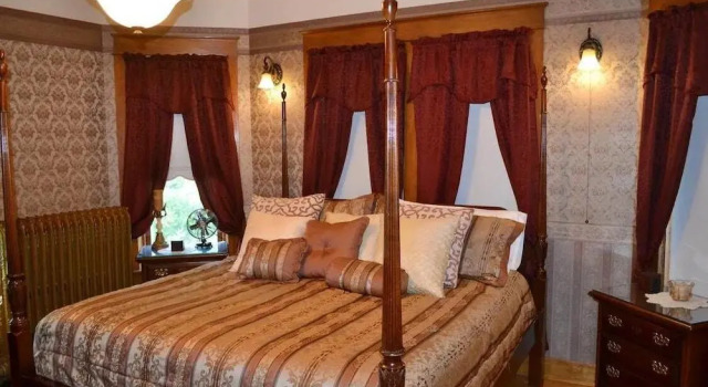 The Conner House B&B, Book Bed and Breakfast Prairie du Rocher Illinois