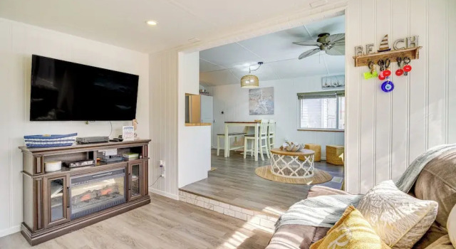 Island Cottage in Jensen Beach w/ Pool Access!, Rezerwuj Dom wakacyjny Domki letniskowe w Jensen Beach, Domek