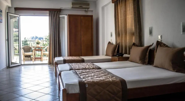 Трёхместный номер Standard с балконом Hotel Ilios