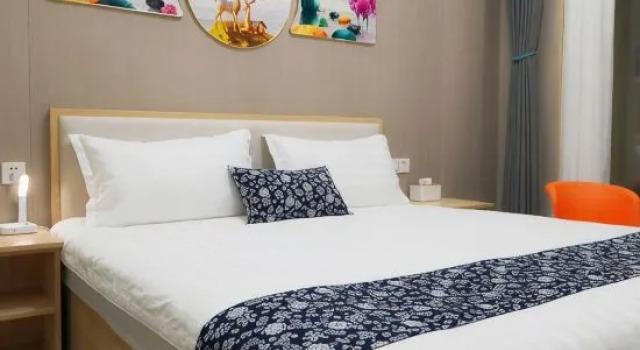 Люкс с 2 комнатами с видом на внутренний двор Rongfuju Homestay (Zhengding Rongguofu)