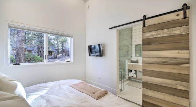 Half-mi to Big Bear Lake: Modern Home w/ Deck