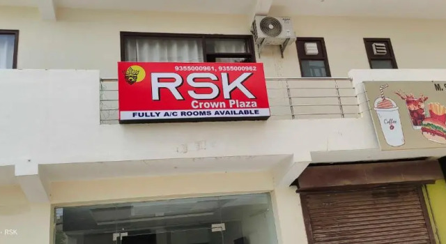 Oyo 92377 Rsk Crown Plaza, Забронировать Отель Гургаон 