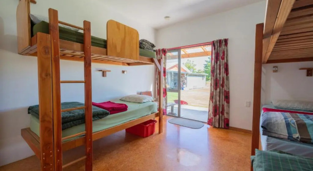 Кровать в общем номере Bob  Maxines Backpackers