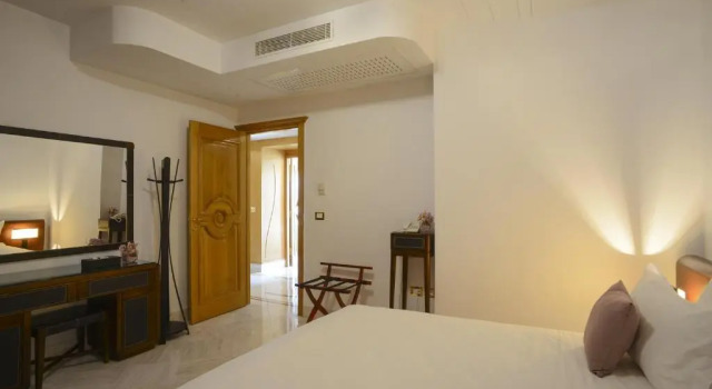Полулюкс The Penthouse Suites Hotel