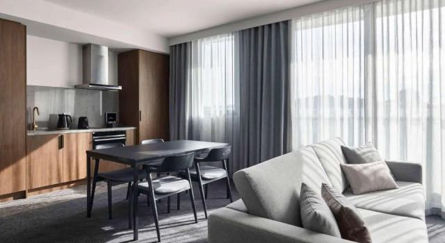 Четырёхместные апартаменты Deluxe с 2 комнатами с балконом Rydges Ringwood