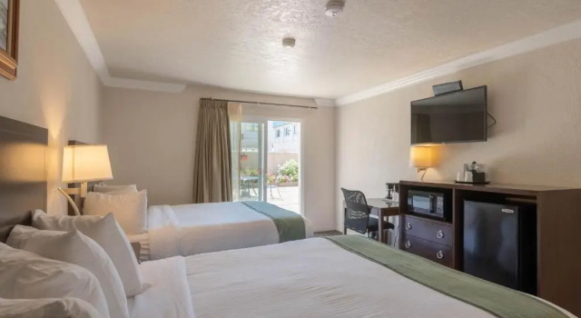Четырёхместный номер Standard Cannery Row Inn