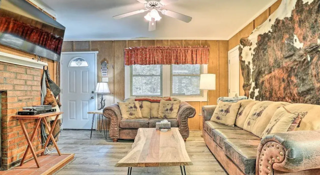 Rustic Cloudcroft Home ~ 2 Mi to Ski Slopes!, Varaa Hotelli Cloudcroft New Mexico
