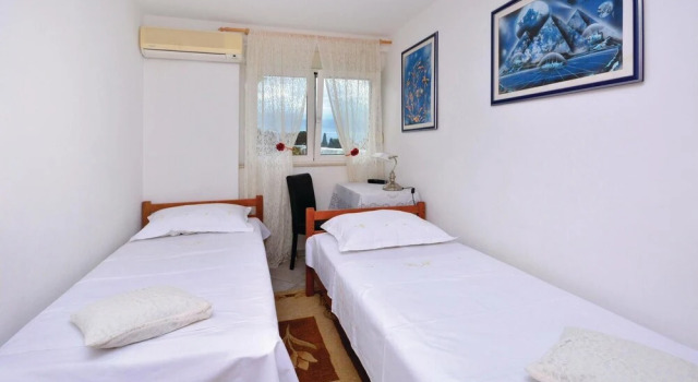 Beautiful Home in Split With Wifi and 1 Bedrooms, Prenota Hotel Splitska 