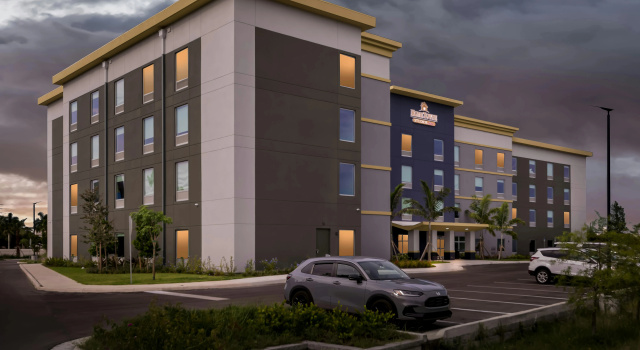 HomeTowne Studios by Red Roof Fort Myers