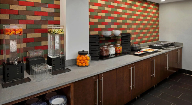 Четырёхместный клубный номер Standard Renaissance Minneapolis Bloomington Hotel