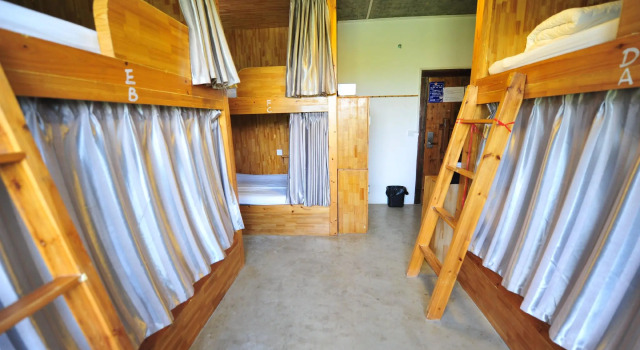 Кровать в общем номере Yangshuo Sudder Street Guesthouse