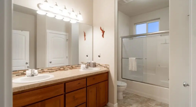 With Salt, Please 3 Bedroom Home, Prenota Casa vacanze Hotel a Oregon con parcheggio, Parcheggio
