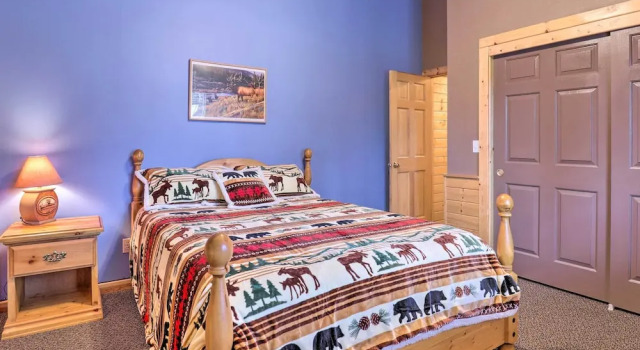 Bright & Cozy Duck Creek Cabin w/ Grill & Fire Pit, Book Feriehus Sommerhuse i Kane County, Hytte