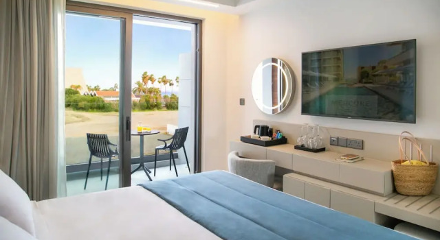Двухместный номер Standard с балконом Mercure Larnaca Beach Resort