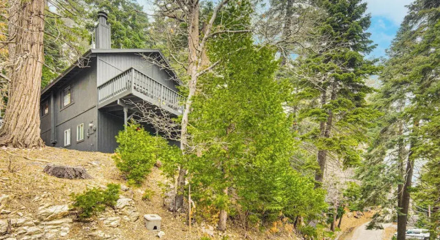 Коттедж 2 Mi to Lake Arrowhead: Treetop Retreat w/ Deck