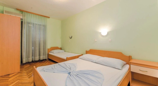 Beautiful Home in Bosana With Wifi and 2 Bedrooms, Book Hotel Pag Pag Island