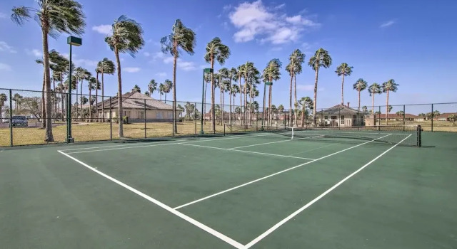 South Padre Paradise w/ Saltwater Pool Near Golf!