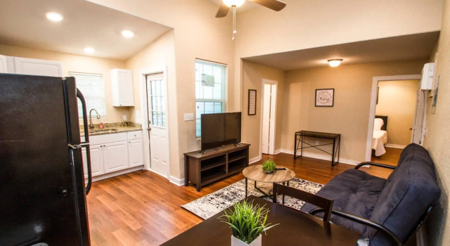 One Bedroom Apartment Near Downtown with Sleeper