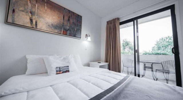 Апартаменты c 1 комнатой с балконом 242-Fully Furnished 1BR Suite-Pet Friendly! by RedAwning