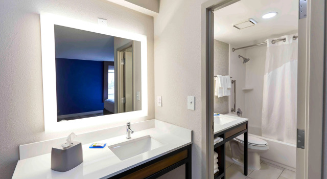 Holiday Inn Express Nashville Downtown - Broadway by IHG