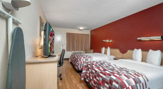 Четырёхместный номер Deluxe Red Roof Inn Detroit - Roseville St Clair Shores