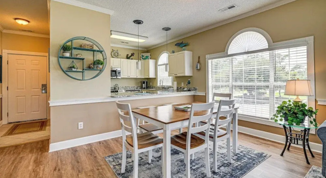 2 Mi to Beach: Pool-view Myrtle Beach Escape!, Забронировать Апартаменты/квартира Отели Миртл-Бич с парковкой, рядом с PineHills Palmetto at Myrtlewood Golf Club, Парковка