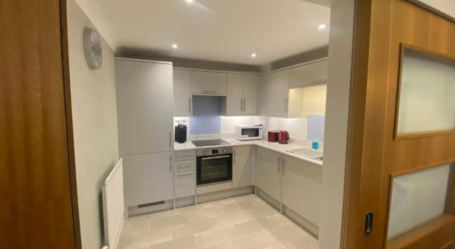 GS - Luxury, modern town centre, 2 beds, free parking for one vehicle
