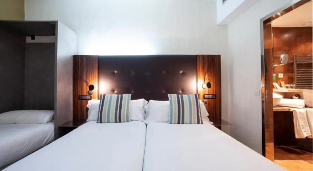 Трёхместный номер Petit Palace Tamarises