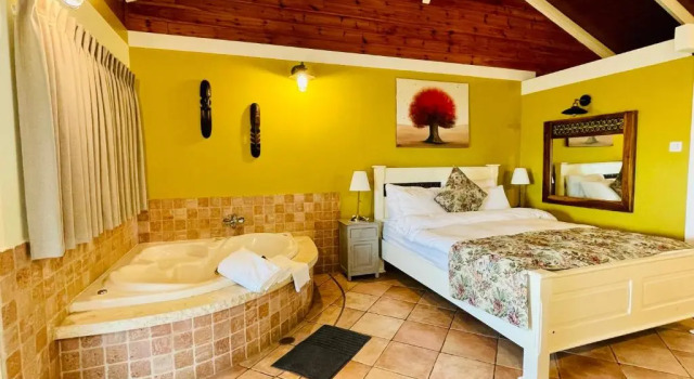 Люкс с видом на озеро Out of Africa Resort