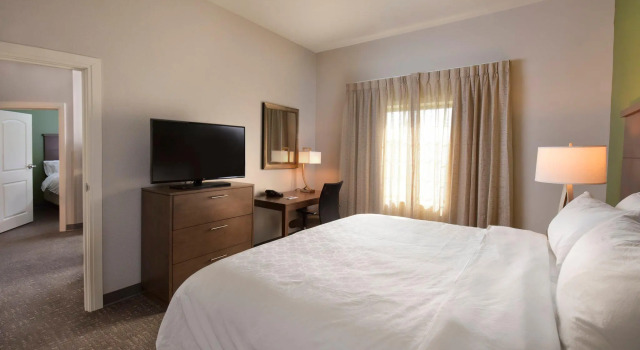 Четырёхместный люкс с 2 комнатами Staybridge Suites Wisconsin Dells - Lake Delton, an Ihg Hotel