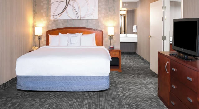 Люкс с балконом Courtyard by Marriott Charlotte Gastonia