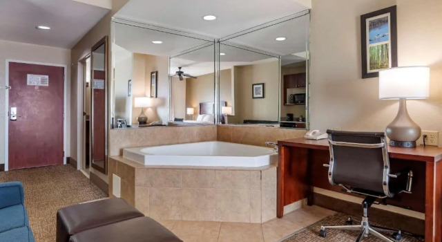Люкс Comfort Inn & Suites Clinton - Jackson West