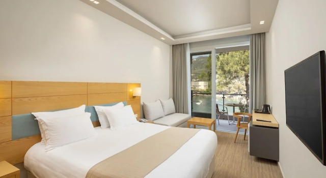 Двухместный номер Standard с балконом и с видом на залив Akrotiri Beach Resort & Spa