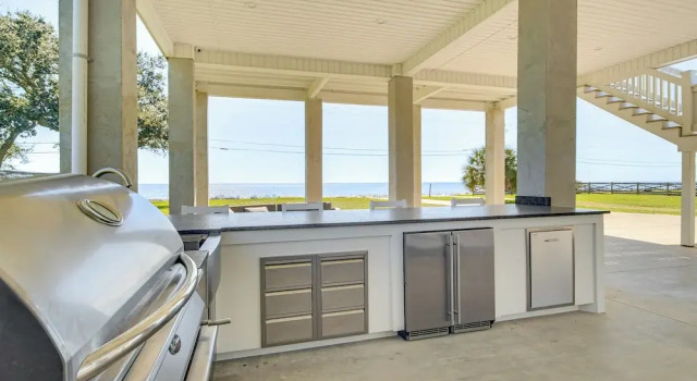 Коттедж Walk to Beach: Oceanfront Home w/ Outdoor Kitchen